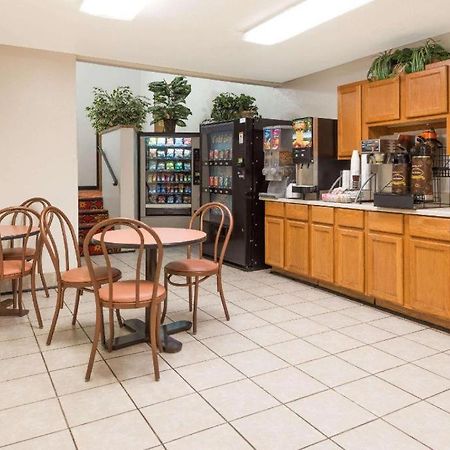 Quality Inn & Suites Earth City Buitenkant foto