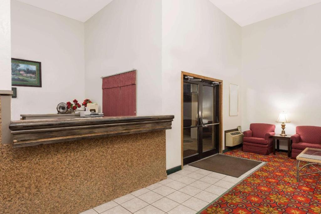 Quality Inn & Suites Earth City Buitenkant foto