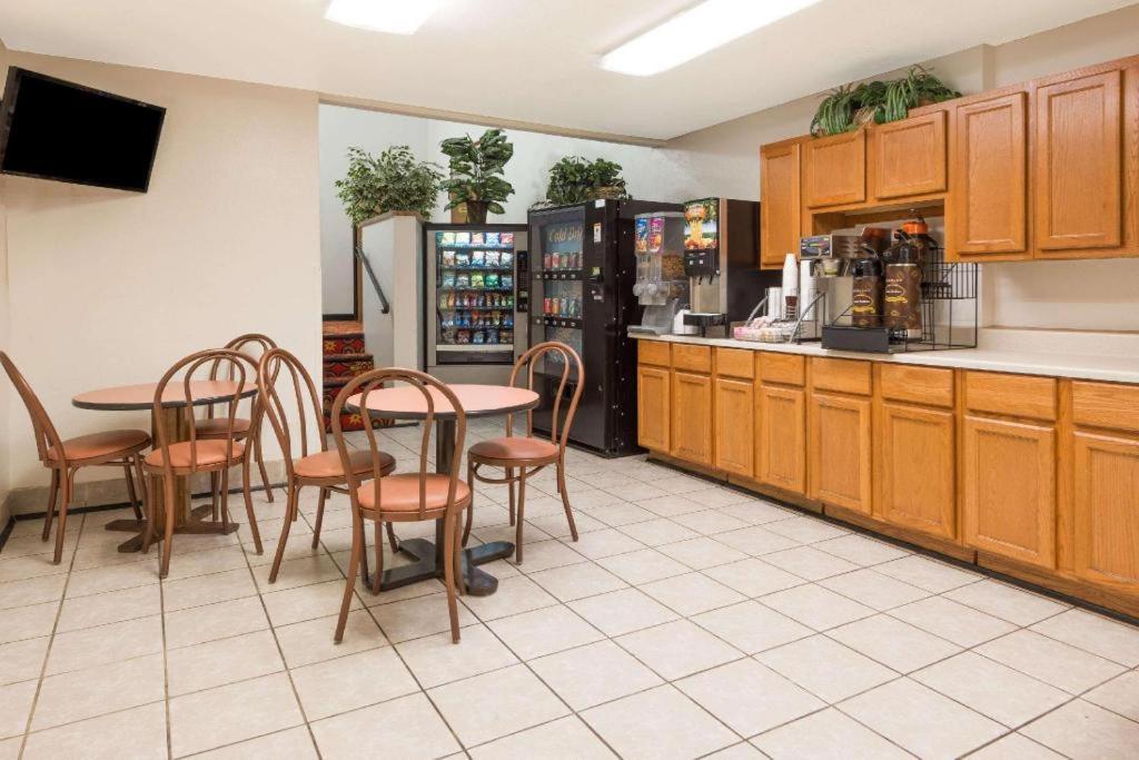 Quality Inn & Suites Earth City Buitenkant foto
